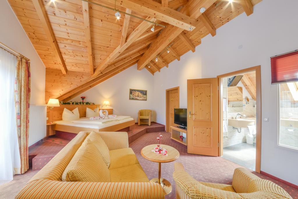 Metzgerei Gasthof Oberhauser - Hotel Zur Post Egling Exteriér fotografie